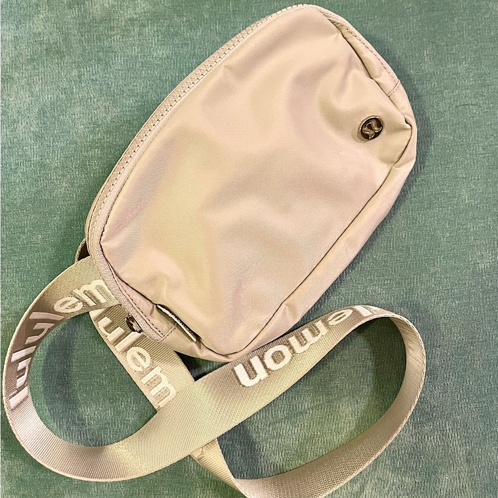 Lululemon Belt Bag - Silver Drop & White Lettering